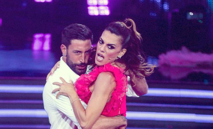 Bianca Guaccero e Giovanni Pernice abbracciati